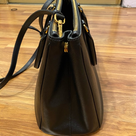 Black Saffiano Prada - medium size - Picture 6 of 12